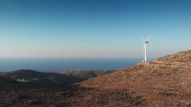 Vista Bajo Ángulo Turbina Eólica Montaña Contra Cielo Azul Claro — Vídeo de stock