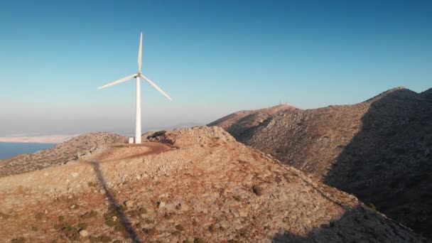 Vista Bajo Ángulo Turbina Eólica Montaña Contra Cielo Azul Claro — Vídeos de Stock