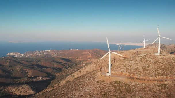 Große Windkraftanlagen Auf Dem Berg Und Malerische Aussicht Auf Majestätische — Stockvideo