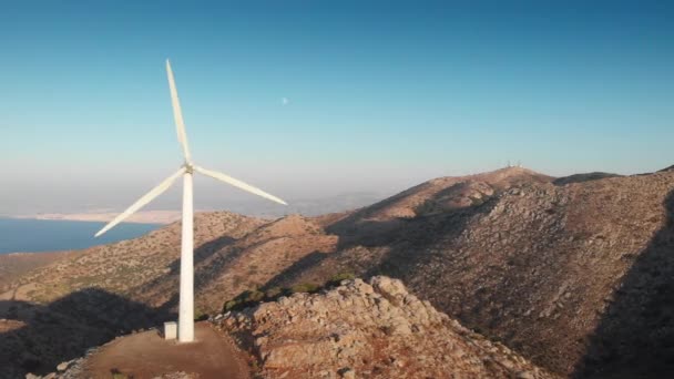Vista Baixo Ângulo Turbina Eólica Montanha Contra Céu Azul Claro — Vídeo de Stock