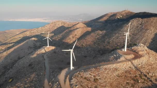 山の上の大きな風力タービンと晴れた日の澄んだ青空に対する壮大な風景の景色 — ストック動画