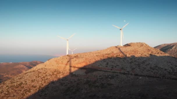 Elektryczne Turbiny Wiatrowe Obracające Się Szczycie Góry Przeciwko Błękitnemu Bezchmurnemu — Wideo stockowe