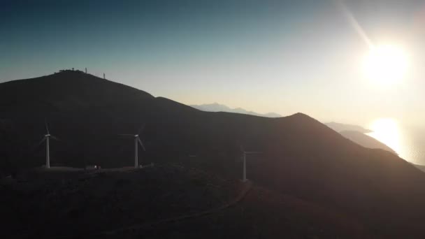 Grote Windturbines Berg Schilderachtig Uitzicht Majestueus Landschap Tegen Heldere Blauwe — Stockvideo