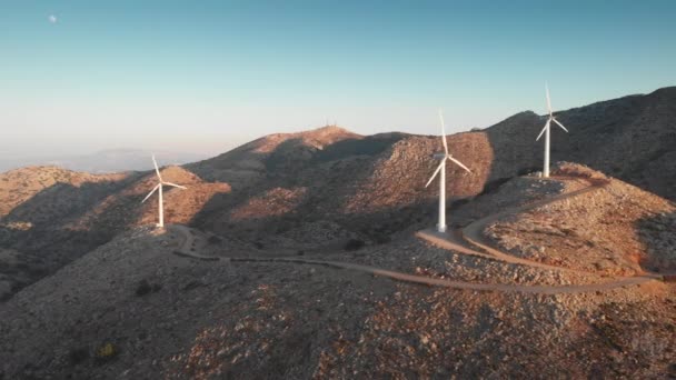 Turbinas Eólicas Generadoras Eléctricas Girando Cima Montaña Contra Cielo Azul — Vídeos de Stock