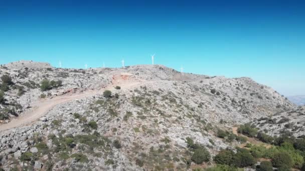 Grandes Turbinas Eólicas Montaña Vista Panorámica Del Majestuoso Paisaje Contra — Vídeo de stock