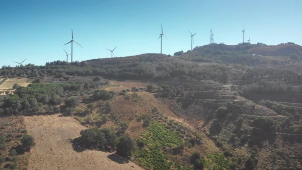 Turbinas Eólicas Generadoras Eléctricas Girando Cima Montaña Contra Cielo Azul — Vídeo de stock