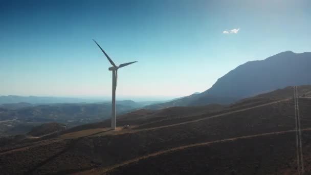 Laag Hoekzicht Van Windturbine Berg Tegen Heldere Blauwe Lucht Tijdens — Stockvideo