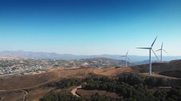 Gerador Elétrico Turbinas Eólicas Girando Topo Montanha Contra Céu Azul — Vídeo de Stock
