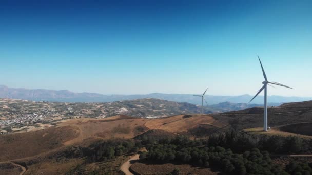 Grandes Éoliennes Montagne Vue Panoramique Sur Paysage Majestueux Contre Ciel — Video