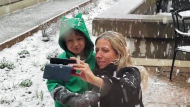 Anne ve çocuk kışın Toronto, Kanada 'da selfie çekiyorlar.
