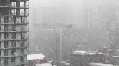Kış günü yoğun kar yağışında modern yüksek binalar