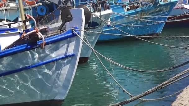 ギリシャのヘラクリオ港にある伝統的な漁船は — ストック動画