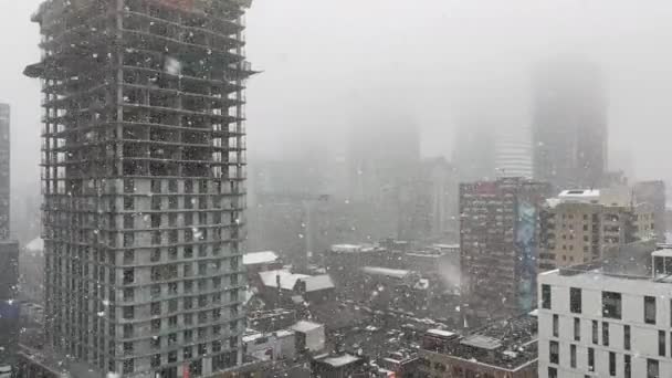 Сучасні Висотні Будівлі Важких Снігопадах Зимовий День — стокове відео