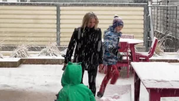 Сімейство Грає Сніговий Бій Торонто — стокове відео