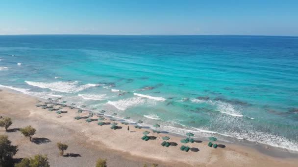 Luchtfoto Van Ligstoelen Parasols Het Strand Zeegezicht Tijdens Tropisch Klimaat — Stockvideo