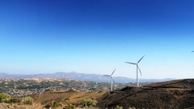 Akdeniz, Girit, Yunanistan 'ın dağ zirvesinde rüzgar türbinleri hareket ediyor