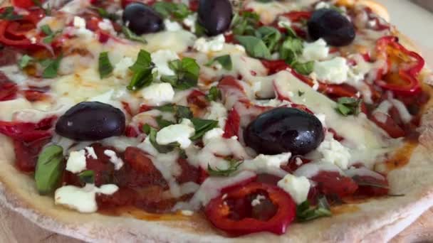 Zeytinli Taze Yapımı Pizza — Stok video