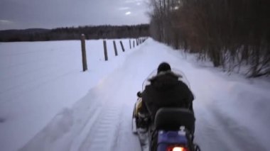 Ontario 'da kışın kar arabası süren bir adam. 