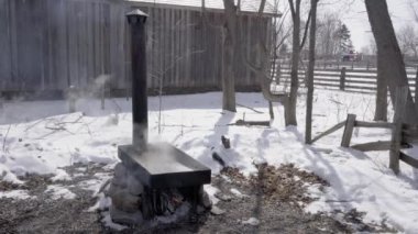 Ontario 4K 'da kışın akçaağaç yangını.