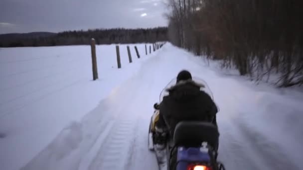 Человек Снегоходе Зимой Онтарио — стоковое видео