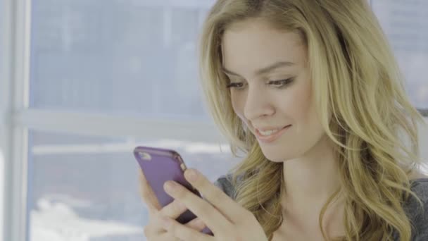 Mladá Žena Pomocí Mobilního Telefonu Kanceláři — Stock video
