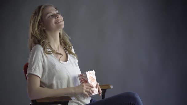 Jonge Vrouw Eten Popcorn — Stockvideo