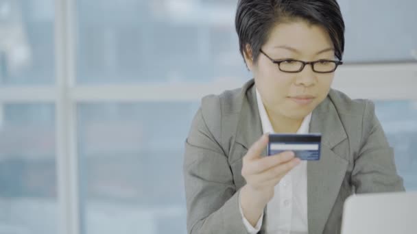 アジア系のビジネスマンがクレジットカードを使って — ストック動画