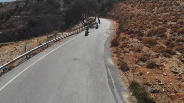 骑摩托车在公路上的骑自行车者 — 图库视频影像