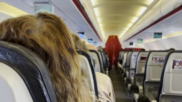 Innenraum Eines Flugzeugs Mit Passagieren Auf Sitzen — Stockvideo