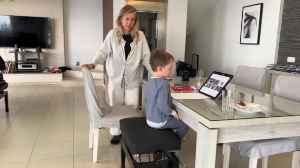母亲和儿子呆在家里 使用数码平板电脑的小男孩 — 图库视频影像
