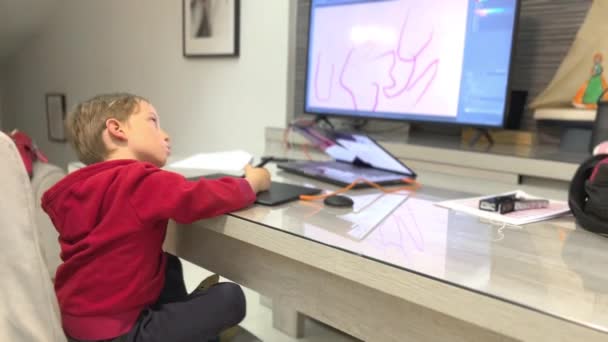 Młody Chłopiec Siedzi Przy Stole Rysuje Cyfrową Tabliczką Graficzną Komputerze — Wideo stockowe
