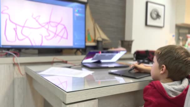 Мальчик Сидит Столом Рисует Цифровым Графическим Планшетом Компьютере — стоковое видео