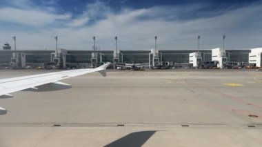 Bulutlu gökyüzüne karşı havalanan uçak penceresinden görünüm