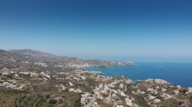 Deniz kenarının ve dağların, doğanın görüntüsü. 