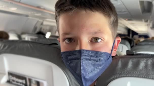 Pojke Masken Sitter Fönstret Flygplanet — Stockvideo