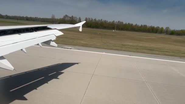 Vista Janela Avião Decolando Aeroporto Contra Céu Nublado — Vídeo de Stock