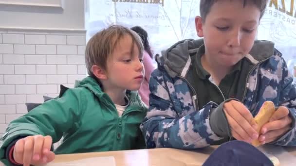 Zwei Jungen Essen Kekse Café — Stockvideo