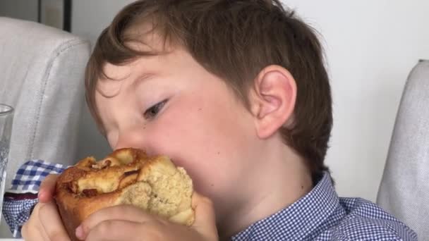 男孩吃面包的特写镜头 — 图库视频影像
