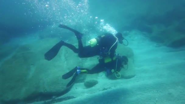 Copil Instructor Scuba Diving Pentru Prima Dată — Videoclip de stoc
