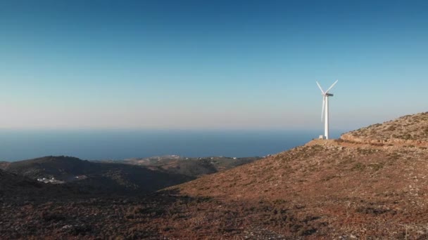 Elektrische Opwekking Windturbine Draaien Top Van Berg Tegen Blauwe Heldere — Stockvideo