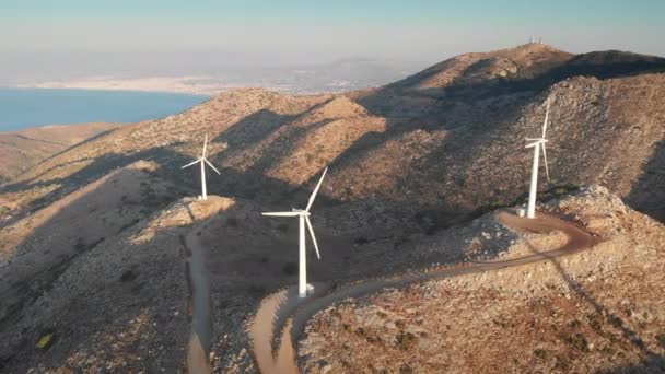 Turbinas Eólicas Movimiento Cima Montaña Por Mar Mediterráneo Creta Grecia — Vídeo de stock