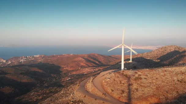Прекрасный Вид Пейзаж Электрическими Ветряными Турбинами Вращающимися Вершине Горы Против — стоковое видео
