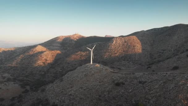 Электрическая Ветряная Турбина Вращающаяся Вершине Горы Против Голубого Чистого Неба — стоковое видео