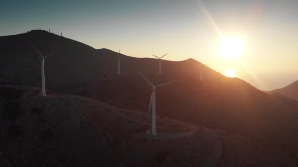 Turbinas Eólicas Movimiento Cima Montaña Por Mar Mediterráneo Creta Grecia — Vídeos de Stock