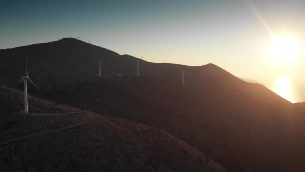 Hermosa Vista Del Paisaje Con Aerogeneradores Eléctricos Girando Cima Montaña — Vídeo de stock