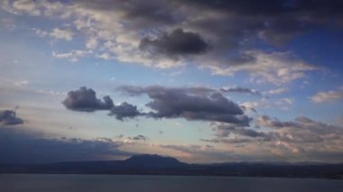 Deniz kenarının ve dağların, doğanın görüntüsü. 