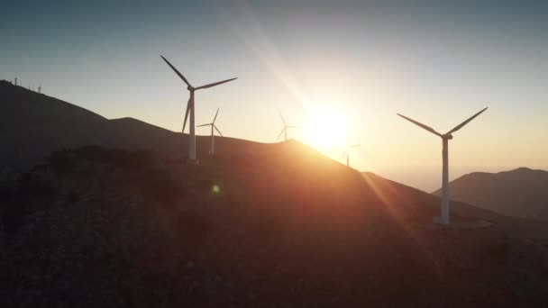 Красивий Вид Ландшафтні Пейзажі Електричними Вітровими Турбінами Повертаються Вершину Гори — стокове відео