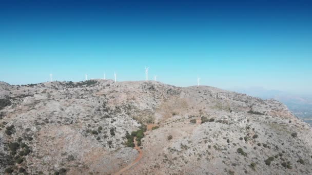 Akdeniz Girit Yunanistan Dağ Zirvesinde Rüzgar Türbinleri Hareket Ediyor — Stok video