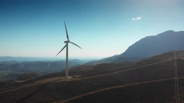 Elektrik Üreten Rüzgar Türbini Dağın Tepesinde Açık Mavi Gökyüzüne Karşı — Stok video