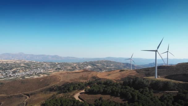 地中海 クレタ島 ギリシャによる山のピーク時の動きの風力タービン — ストック動画